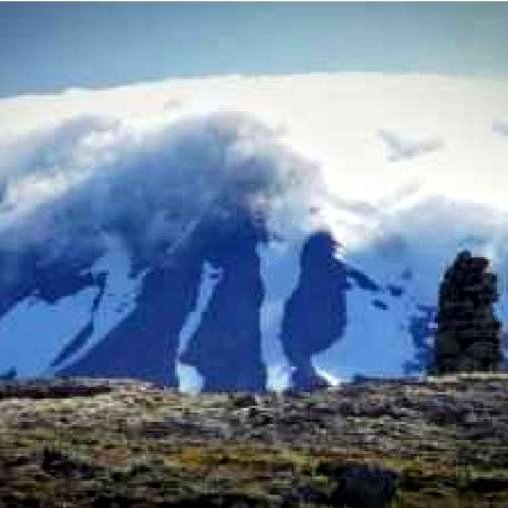 Á Kjalvegi hinum forna. Ein af fjölmörgum vörðum sem vísa veginn yfir fjallveginn. Hrútfell í baksýn. (ljósmyndari Hörður Finnbogason, 2018)