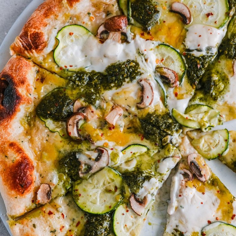 Hvít pizza.  MYNDIR OG UPPSKRIFTIR TEKNAR AF VEGANISTUR.IS