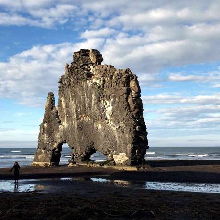 Hvítserkur er eitt þeirra náttúrufyrirbæra á Vatnsnesi sem laðar fjölda ferðamanna að sér. Mynd: RÁ