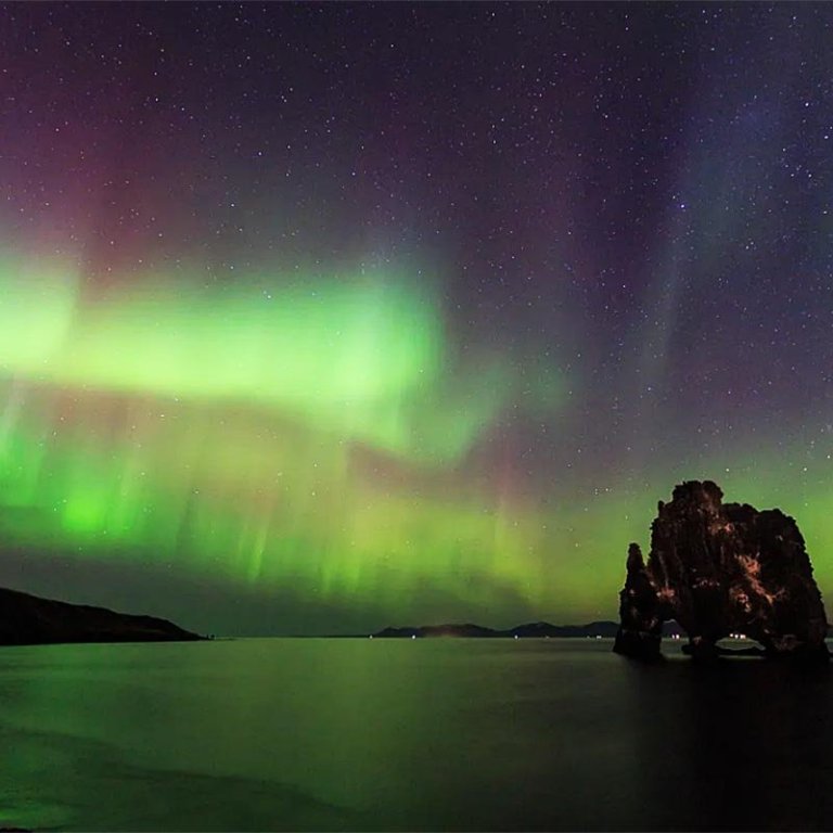 Hvítserkur stendur fyrir sínu. MYND AF NORTHICELAND.IS