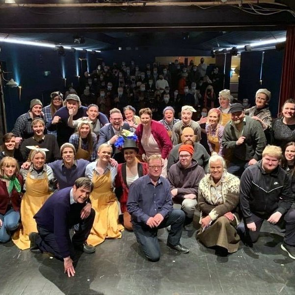 Leikarar og starfsfólk sýningarinnar fengu sjálfu með frumsýningargestum að loknu uppklappi og blómaafhendingu til leikstjóra og formanns. Mynd: Leikfélag Sauðárkróks.