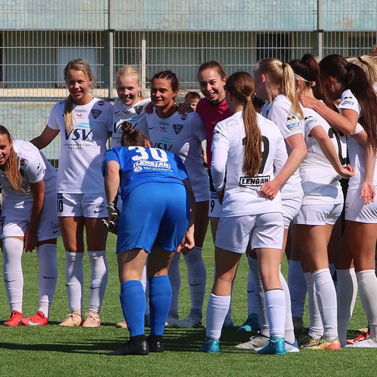 Liðskonur ÍBV fagna sigri og sæti í undanúrslitum Mjólkurbikarsins. MYND: ÓAB