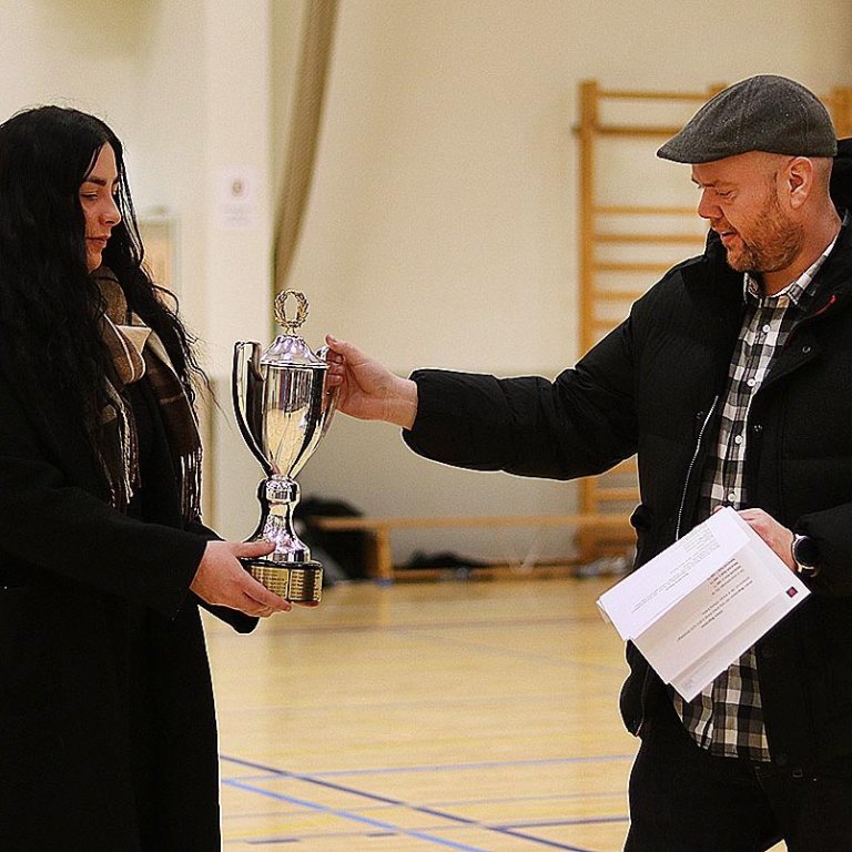 Á myndinni tekur Anna Herdís Sigurbjartsdóttir á móti verðlaunum fyrir hönd Birnu Oliviu Ödqvist. AÐSEND MYND