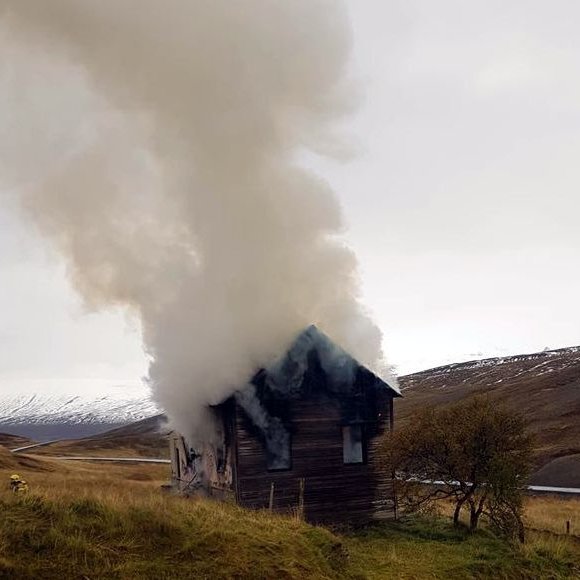Mikill reykur lagði upp af Illugastöðum er myndasmiðurinn, sem ekki vill láta nafn sitt getið, átti leið hjá í dag.