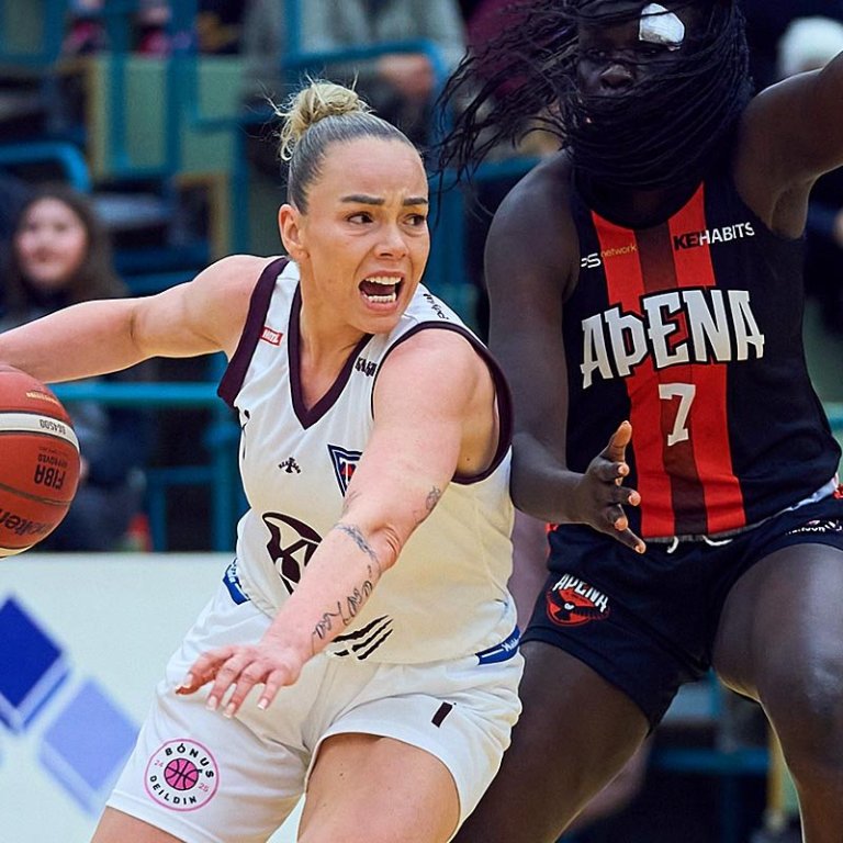 Ilze með boltann í leik gegn Aþenu fyrr í vetur. MYND: ©SIGURÐUR INGI