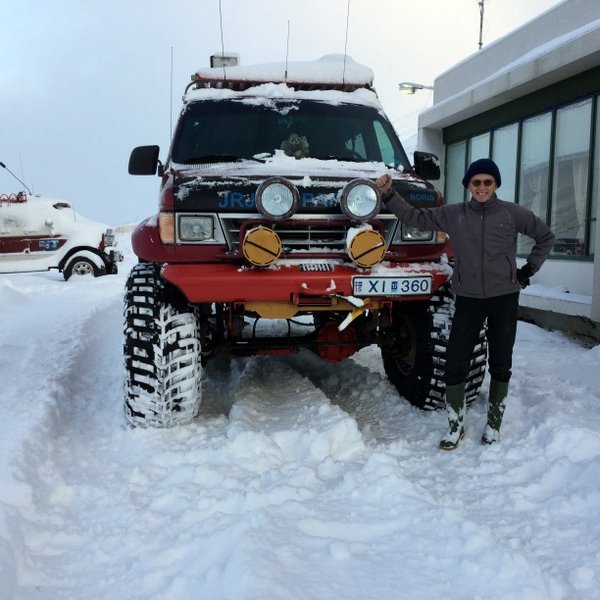 Jóhann og Stóri Boris á hlaðinu á Egilsá. Í dag á fyrirtækið þrjá Superjeppa, sjö manna Patrol og tvo Ford Ek, 11 og 14 manna. Aðsendar myndir.