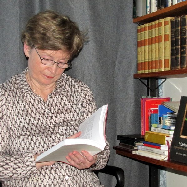 Kristín Árnadóttir með bók í hönd. Aðsend mynd.