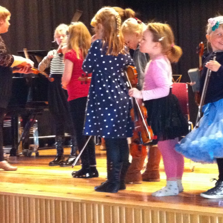 Myndband af upprennandi tónlistarmönnum í strengjadeild Tónlistarskólans