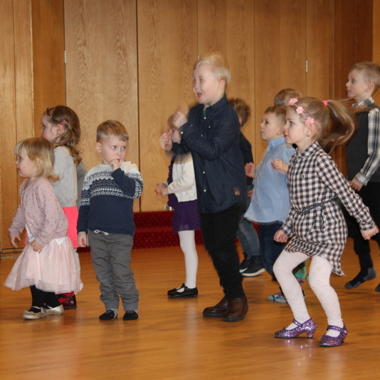 Dansað af lífi og sál. Nemendur Leikskólans Tröllaborgar á danssýningu. Mynd: FE