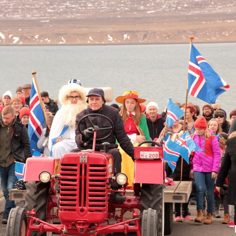 Vetur konungur og Sumardísin ásamt fríðu föruneyti á Hvammstanga. Mynd: Norðanátt.