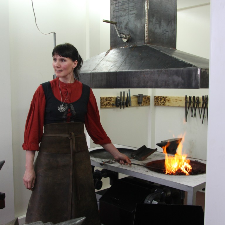 Beate Stormo, Norðurlandsmeistari í eldsmíði, prófar nýja eldsmiðju í FNV. Mynd/BÞ