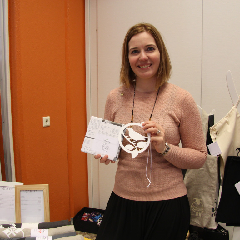 Lilja Gunnlaugsdóttir eigandi Skrautmens. Hún framleiðir m.a. óróa og selur í umbúðum sem hún hannar úr gömlum Feyki. Mynd: FE