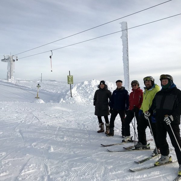 Þau nutu sín vel í brekkunni í gær séra Sigríður Gunnarsdóttir og Sigfús Ingi Sigfússon, bæði skíðalaus og svo Hrefna Jóhannesdóttir, oddviti Akrahrepps, Magnús Hinriksson og Eiríkur Pétursson. Mynd: Viggó Jónsson.
