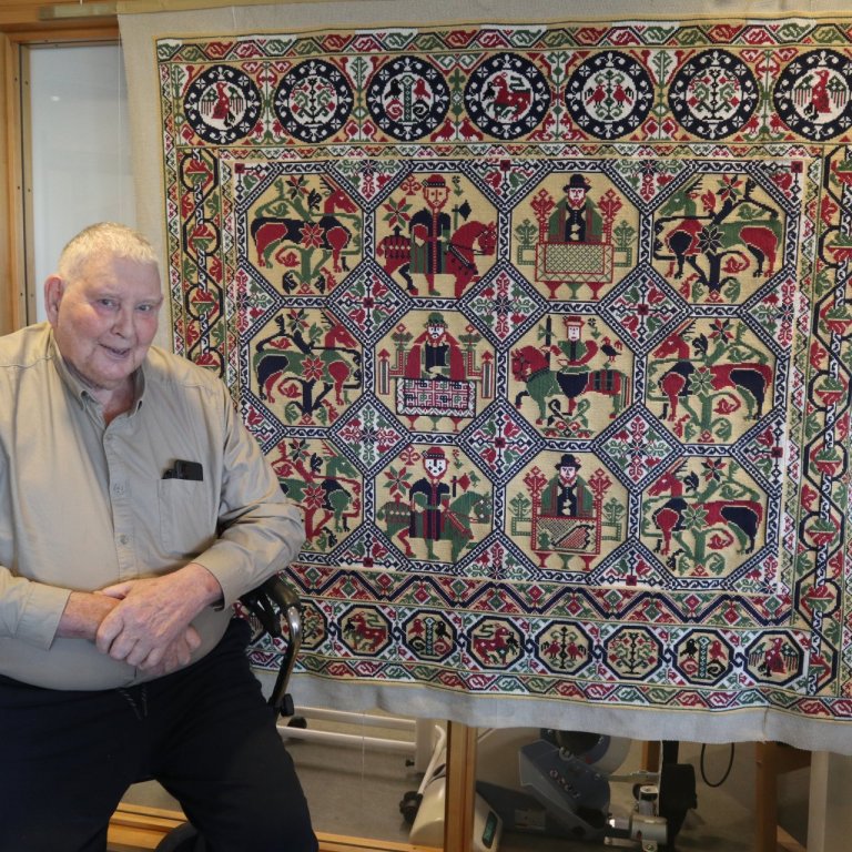 Kári við nýja meistaraverkið. MYND GG