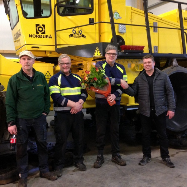 Gunnar K. Þórðarson frá Vélafli afhendir starfsmönnum troðarann. Á myndinni eru Jón Rögnvaldsson, Valdimar Viggósson, Fannar Viggósson og Gunnar K. Þórðarson. Mynd aðsend.