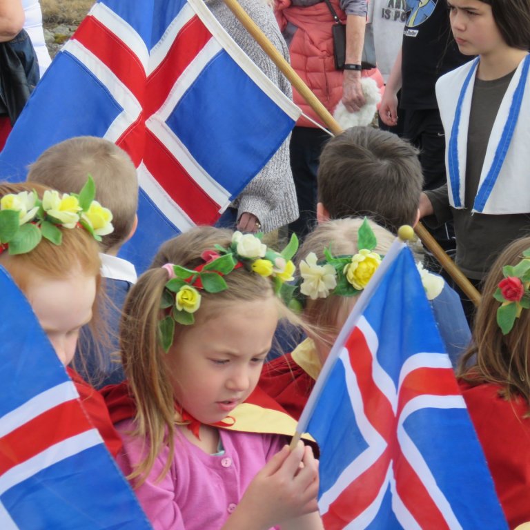 Börnin fagna sumrinu á Hvammstanga. Myndir: Guðmundur Jónsson