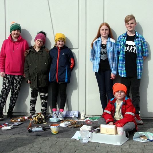 Þessir krakkar stóðu vaktina á tombólunni þegar blaðamaður Feykis átti leið um. Frá vinstri: Katla Steinunn, Ingunn Marín, Bjarkey Dalrós, Þóranna Ásdís, Arnór Freyr og Emma Vigdís situr fremst.
Aðrir sem tóku þátt í að safna munum á tómbóluna voru: Dagmar Helga, Ellen Elísabet, María Anna, Trausti Viðar, Valgerður Rakel og Þorvaldur Helgi.