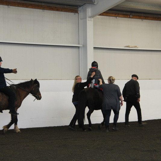 Hér má sjá Guðjón Ólaf Einarsson og Tinnu Rut Sigurbjörnsdóttur á hestbaki, Ingimar Pálsson teymir og með hestinum ganga þær Oddný Ragna Pálmadóttir, starfsmaður Iðjunnar og Inga Dóra Ingimarsdóttir reiðkennari. Myndir: FE