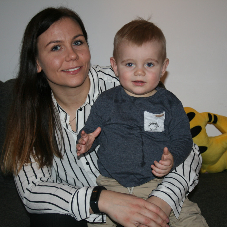 Elín Árdís með Björn Henrý, þrettán mánaða son sinn. Mynd: KSE