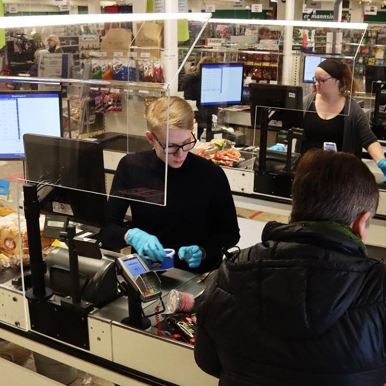 Munum eftir að vera kurteis við starfsfólk verslana. Þolinmæðin er gulls ígildi á þessum tímum. MYNDIR: ÓAB