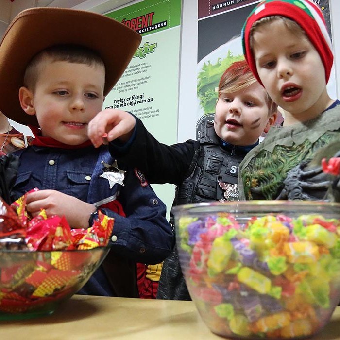 Hressir strákar ná sér í name að loknum söngnum. MYNDIR: ÓAB