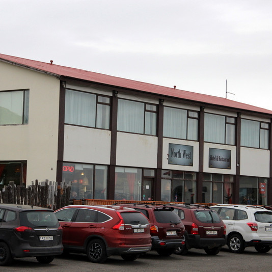 Veitingastaðurinn er á neðri hæð hússins sem stendur við þjóðveg 1. Myndir:FE