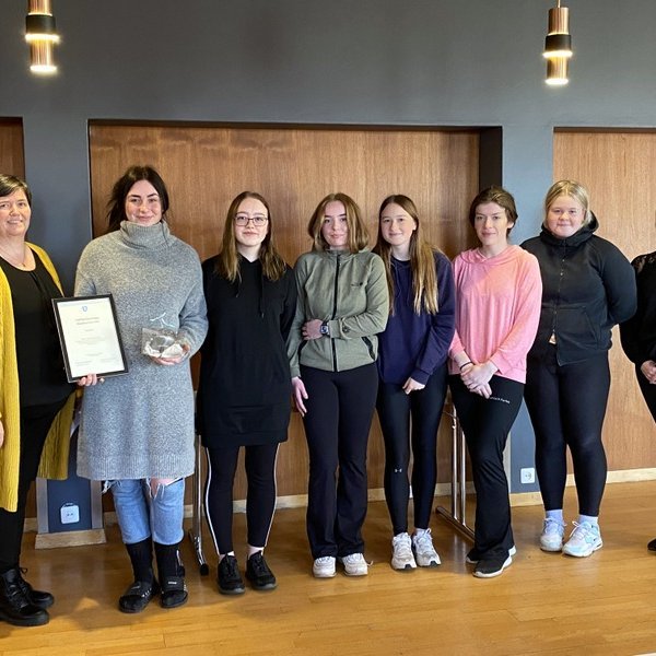 Linda og hennar starfsfólk í söluskálanum Núpskolli þóttu eiga skilda samfélagsviðurkenningu vegna hlýlegs viðmóts í garð einstaklinga. Mynd: Hunathing.is.