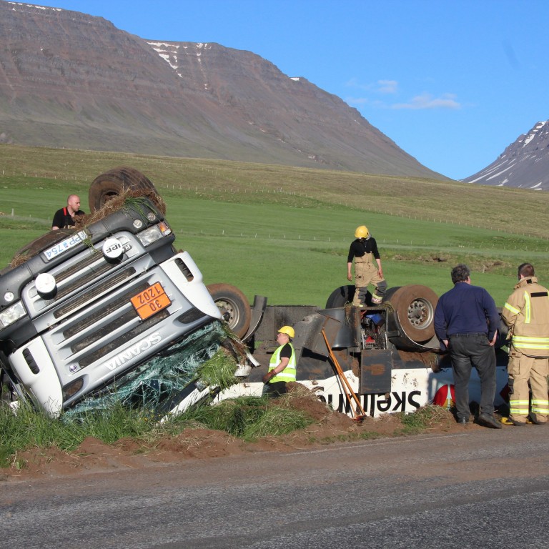 Frá slysstað þar sem olíuflutningabíll valt skammt frá bænum Höskuldsstöðum í Blönduhlíð í Skagafirði. Mynd/BÞ