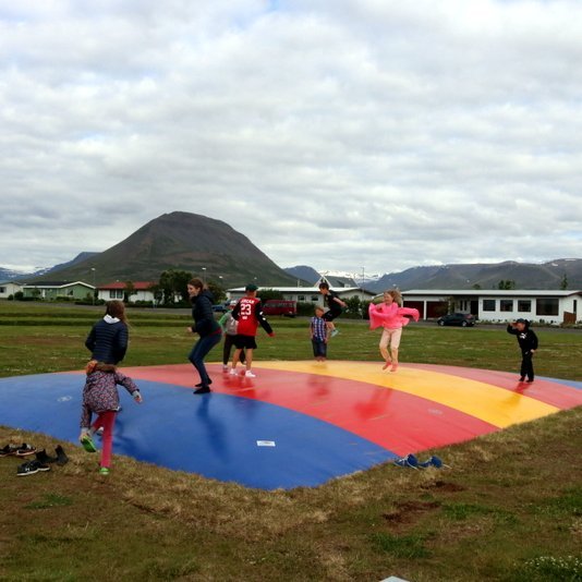 Ærslabelgurinn á Hofsósi er vinsælt leiktæki. Mynd FE
