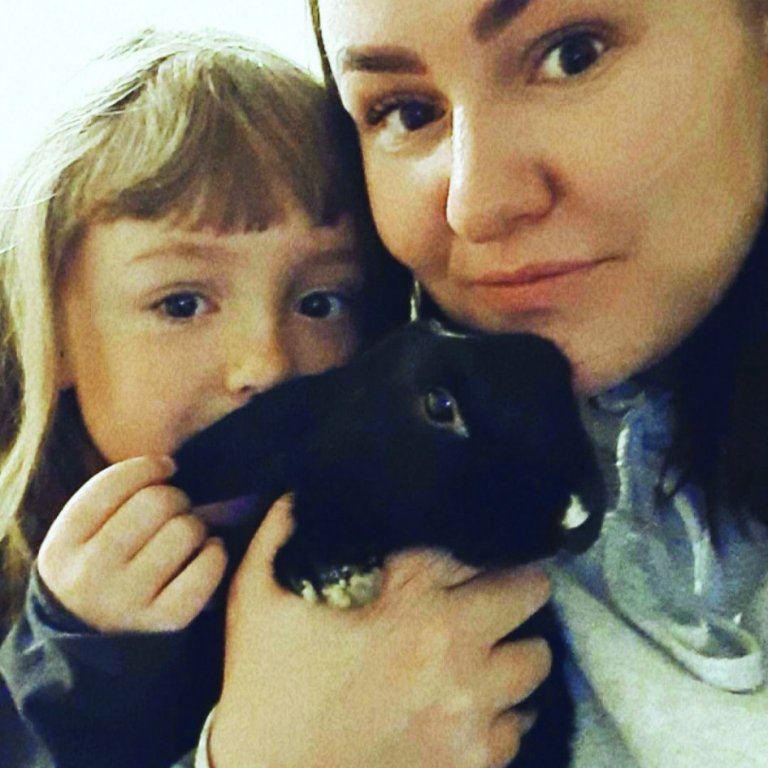 Sigrún Birna og Hulda Birna með Skugga kanínu