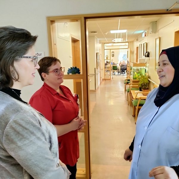 Eliza Reid var heiðursgestur brúðulistahátíðarinnar á Hvammstanga sem fram fór um sl. helgi. Nýtti hún ferðina til annarra heimsókna en hér er hún ásamt Aisha Abed Alhamad Alalou og Guðrúnu Helgu Marteinsdóttur. Mynd: Gunnar Rögnvaldsson.