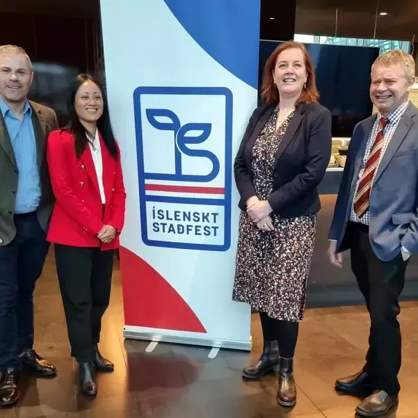 Matvælaráðherra, Svandís Svavarsdóttir, kynnti nýtt upprunamerki fyrir matvörur og blóm, Íslenskt staðfest, í Hörpunni sl. mánudag. Merkinu er ætlað að auðvelda neytendum að velja íslenskar vörur. Með Svandísi eru Hafliði Halldórsson, sérfræðingur BÍ, Vigdís Häsler, framkvæmdastjóri BÍ og Gunnar Þorgeirsson, formaður BÍ við afhjúpum merkisins. Myndir aðsendar.