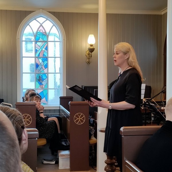 Helga Rós Indriðadóttir söngdíva og kórstjóri Sóldísar. Myndir: Gunnar Rögnvaldsson.