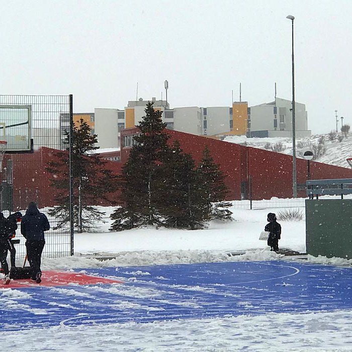 Hamast við að ýta snjónum af körfuboltavellinum við Árskóla. MYNDIR: ÓAB