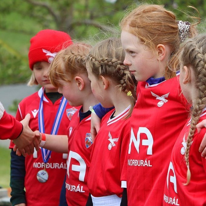 Valsstúlkur taka á móti verðlaunapeningum á ÓB-mótinu. MYNDIR: ÓAB