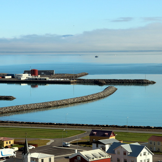 Á Sauðárkróki í gær. Á myndinni má sjá dragnótaskipið Hafborgu EA 152 þar sem hún var að veiðum skammt undan landi. Mynd:FE