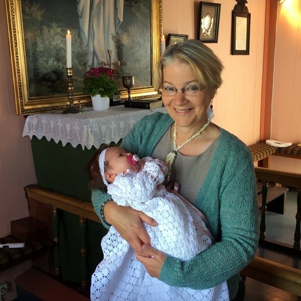 Hér er Pálína með nýskírða frænku sína, Ingunni Báru Ólafsdóttur, en Pálína er afasystir stúlkunnar. Skírnarkjólinn heklaði Pálína þegar hún var 12 ára.