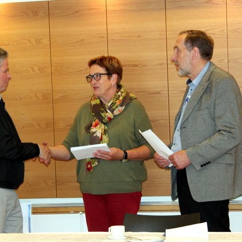 Efemía Björnsdóttir og Bjarni Maronsson afhenda Gísla Árnasyni, formanni Karlakórsins Heimis, styrk. Myndir: FE