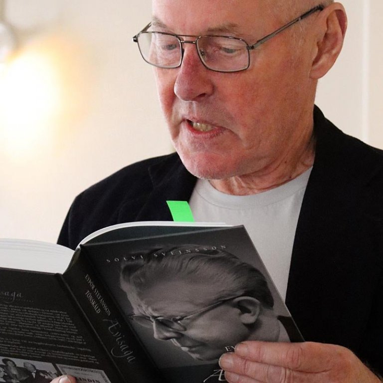 Sölvi les úr bók sinni um Eyþór. MYNDIR: ÓAB