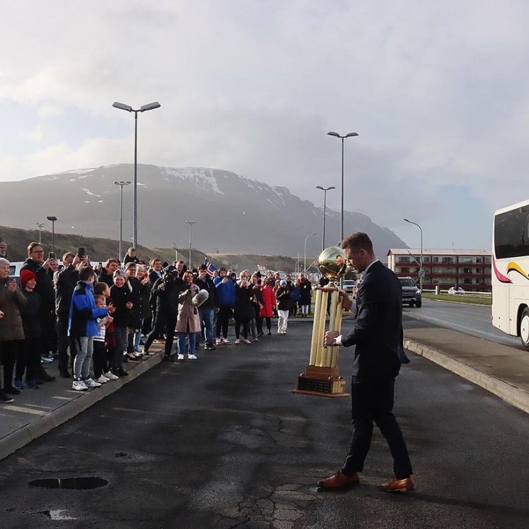 Helgi Rafn fyrirliði steig fyrstu út úr rútunni með bikarinn í fanginu. Pétur fylgdi á eftir og svo birtust þeir hver af öðrum. MYNDIR: ÓAB