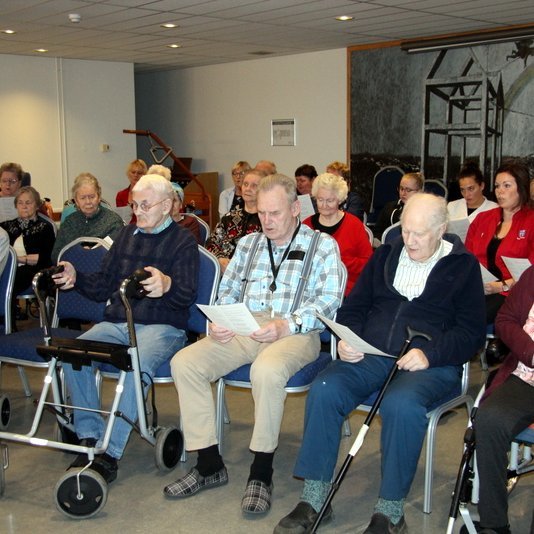 Sungið á Dagdvöl í gær. Mynd: FE