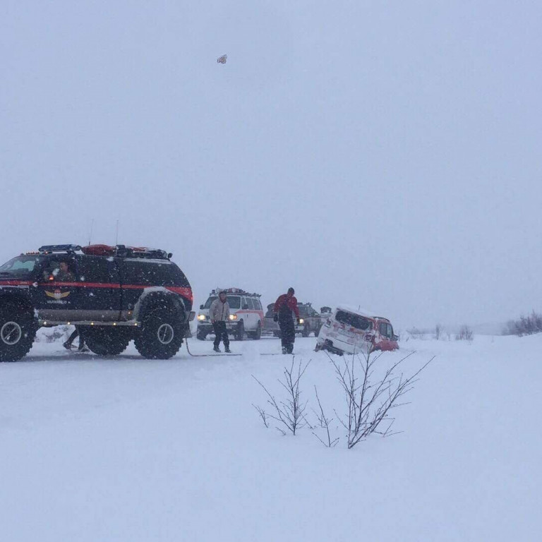 Á leiðinni heim frá leit að rjúpnaskyttunni, keyrði Skagfirðingasveit fram á erlenda ferðamenn sem höfðu ratað í vandræði. Var spottinn græjaður og bíllinn dreginn upp á veg á ný. Mynd: Steinunn V. Jónsdóttir.