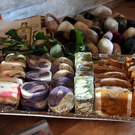 Það er af mörgu að taka þegar kemur að vörum sem unnar eru í héraði. Á bændamarkaði á Hofsósi sl. sumar vorut.d.  þessar handunnu sápur til sölu. Mynd:FE