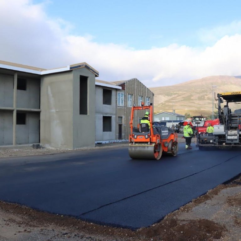 Malbikað við barnaskólann við Freyjugötu. Myndin tekin við Sæmundargötu. MYNDIR: ÓAB