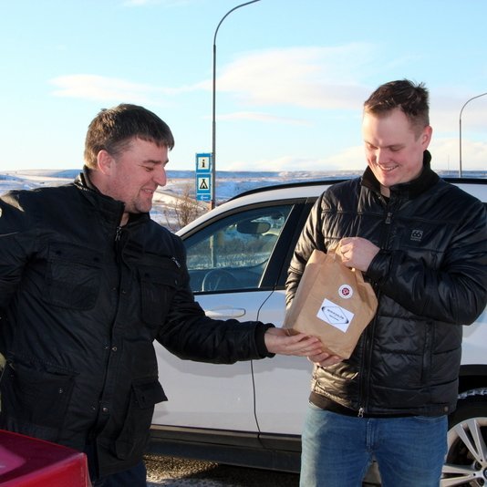 Þröstur Erlingsson í Birkihlíð í Skagafirði afhendir viðskiptavini á Blönduósi vöru sína.