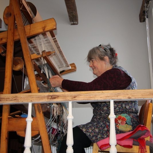 Einn af listamönnum mánaðarins við vinnu sína. Mynd:FE