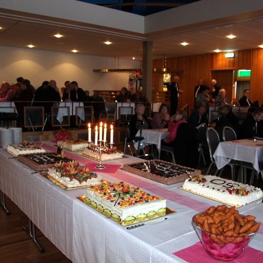 Að lokinni dagskrá var boðið upp á veglegt veisluborð. Myndir: FE