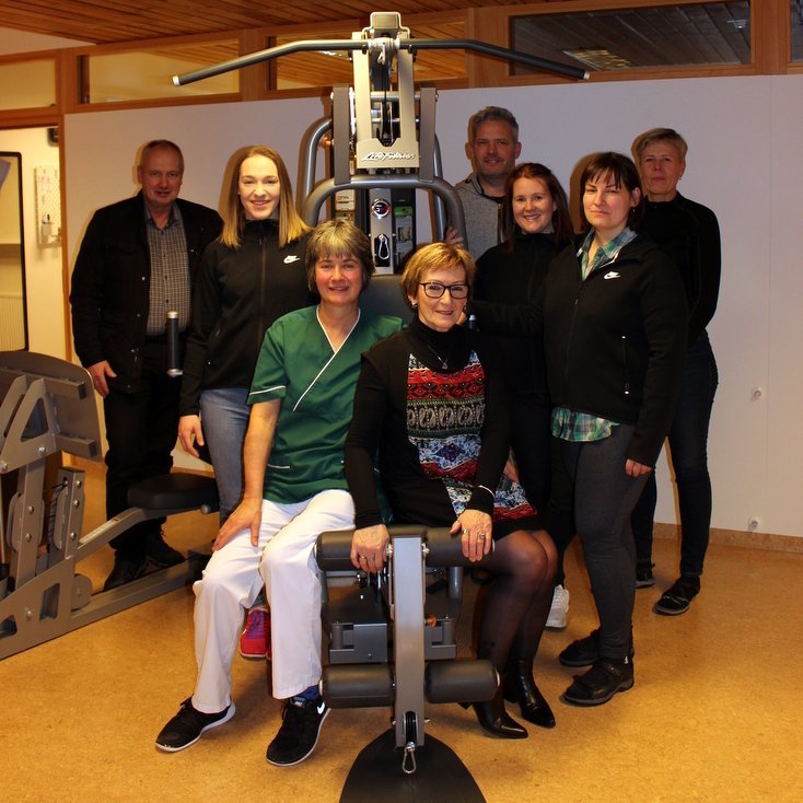 Frá afhendingu gjafabréfsins. Sjúkraþjálfarar ásamt stjórnarmönnum og yfirhjúkrunarfræðingi við æfingartækið. Aðsendar myndir.