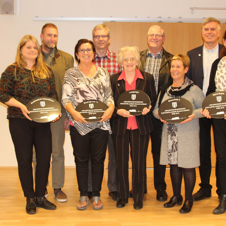 Við afhendingu umhverfisviðurkenninga Skagafjarðar. F.v. Guðný Vésteinsdóttir og Þórólfur Sigurjónsson v/ Sveitarsetrið Hofsstöðum, Ásta Búadóttir og Trausti Jóel Helgason, Helga Bjarnadóttir v/ fræðslusetur þjóðkirkjunnar, Sigurbjörg Guðjónsdóttir og Jón Sigurðsson og Steinunn Ólafsdóttir og Guðmundur Þór Guðmundsson. Mynd: PF