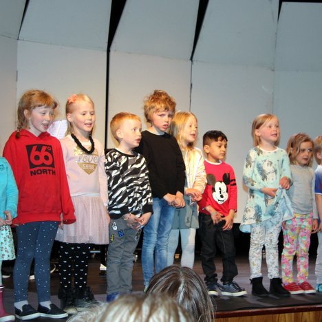 Leikskólabörn í Húnaþingi vestra buðu hópinn velkominn með söng og sumarblómum. Myndir: FE